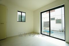 あると嬉しい1階の一部屋。お子様のお昼寝スペースや客間、お友達やご親戚のお泊り部屋としても使えます。