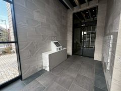 エントランスはオートロックを採用しており、居住者以外の立ち入りを抑える安心のセキュリティ。来訪者はインターホンで確認でき、防犯面にも配慮された住まいです。