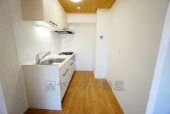 部屋の端に位置する壁付けキッチンは、デッドスペースができにくく、リビング・ダイニングを無駄なく広く活用できます。