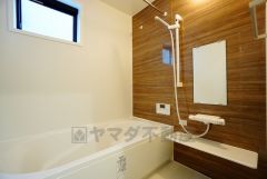 同仕様写真。1日の疲れを癒すくつろぎのバスルーム。足を伸ばしてもゆったりと入れるサイズです。お子様と一緒にお風呂に入っても狭くないですね^^