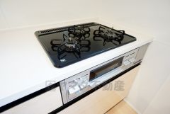 3種類の料理が同時に調理できる、3口ガスコンロ。忙しい夕食の支度時間が短縮できて嬉しいですね。