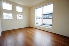 2面採光を確保した明るい室内は、風通しも良く、大変居心地の良い空間となっております。日当たりがよく、子供部屋としての利用もおすすめ。