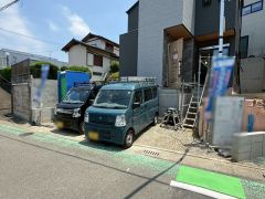 駐車スペースはゆとりある2台分を確保。マイカー用に、お客さま用に、余裕を持ってご利用いただけます＾＾