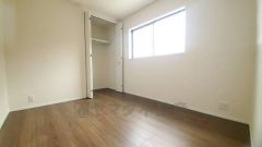 木目調のシンプルデザインで落ち着きと安らぎの空間に仕上げています。各部屋に収納が完備されているので、お荷物が増えても安心の設計です。