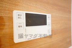 湯量・湯温の設定、そして保温までワンタッチのフルオートバス。便利な追い炊き機能付きです。