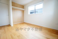 住む人のこだわりを活かす洋室。日当たりがよく、寝室としての利用もおすすめ。広めのクローゼットには荷物をすっきり片付けられ、ゆとりのある暮らしが出来ます＾＾