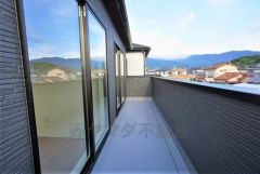 同仕様写真。陽当たりの良いバルコニーです。お洗濯やお布団干しはもちろん、日光浴スペースにも。足元は防水工事施工済です。