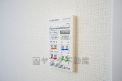 浴室暖房乾燥機付き。天候に左右されず、いつでも好きなときに洗濯物を干せるので、仕事や家事で忙しい方に重宝します。