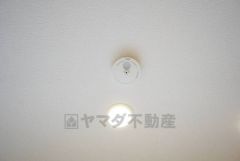 火災による煙や熱を感知して、警報音やブザー等で火災の発生を知らせてくれる火災警報器。