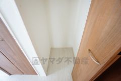 日用品の収納に便利なリビング収納あり。扉付きなので、中の荷物を来客に見られる心配がありません＾＾