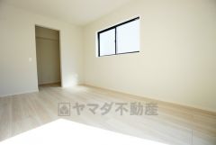 寛ぎの時間を紡ぎだす主寝室は、大型ベッドを置いても余裕の広さを確保しています。