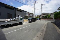 現地（2025年8月5日）撮影。住人以外の車の進入も少なく、小さなお子様を持つご家庭にも安心です＾＾