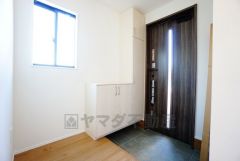 たっぷり収納できるシューズボックスです。家族全員の靴がきれいに整頓できます。棚の上にお花や写真を飾っても良いですね。