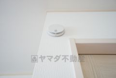 火災による煙や熱を感知して、警報音やブザー等で火災の発生を知らせてくれる火災警報器。