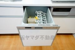 家事の時間が短縮できるフルオープンで開けやすい食器洗い乾燥機付。食事後に家族とのくつろぎタイムをしっかり取れます。