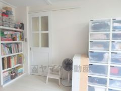 木目調のシンプルデザインで落ち着きと安らぎの空間に仕上げています。