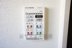 雨の日の洗濯も安心できる浴室暖房乾燥機付き浴室。リモコンで操作もボタン1つで簡単。