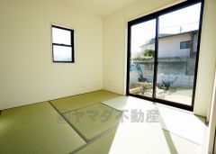 同仕様写真。居心地も良い和室は、ワークスペースとしても有効。お仕事を頑張ってちょっと疲れたら、畳に寝転がることもできますね。