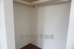 同仕様写真。収納力豊富なウォークインクローゼット。洋服や小物などを1箇所にまとめて美しい収納を実現します。スーツケースのような大型の荷物も置けます＾＾