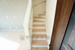 小さなお子様やご高齢の方でも安心できる、手すり付き階段。段差も低めで設定されており、安全性にも優れています。