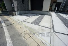 駐車スペースはゆとりある2台分を確保。マイカー用に、お客さま用に、余裕を持ってご利用いただけます。