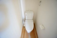 温水洗浄機付トイレです。節水機能もあるので、安心して使えますね。もちろん、1階2階の2ヶ所にトイレがあるので、忙しい朝にもゆとりができますね。