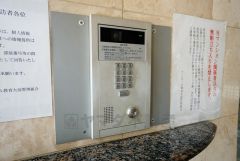 オートロックは、外部の人が自由に建物内に出入りできないため、不審者の侵入防止効果があります。