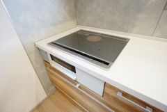 汚れてもサッとふける、お手入れのしやすいIHクッキングヒーター。オール電化なので経済的です。