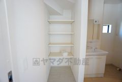 便利な洗面室収納。散らかりがちなバスタオルや清掃用品、化粧品や予備のシャンプー等もきれいに整頓できますね。