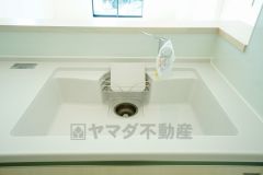 広々とした凸型シンクに洗剤ポケットを標準装備。大きなお鍋など洗いやすいです。