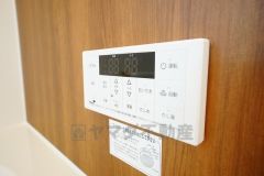 湯量・湯温の設定、そして保温までワンタッチのフルオートバス。便利な追い炊き機能付きです。