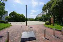 徒歩1分の場所に広々とした公園があります。わざわざ出かけなくても、遊べるので天候に左右されにくいことも助かりますね＾＾