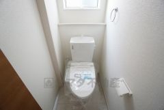 温水洗浄機付トイレです。節水機能もあるので、安心して使えますね。もちろん、1階2階の2ヶ所にトイレがあるので、忙しい朝にもゆとりができますね。
