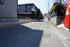 大型車の通行が少なく、騒音や振動が少ないので静かで快適な生活を送れます。