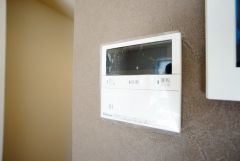 キッチン横からボタンひとつで操作が楽々。