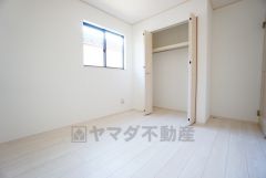 暖かい日差しが差し込む洋室。たっぷり収納できるクローゼット付きでお部屋の中をすっきりと快適に保てます。