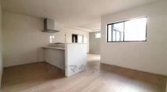 リビングは広々とした設計で、家族が集い、寛ぐ暮らしの空間を演出しています。思い思いの時間を過ごしたり、家族みんなで食事をしたり、素敵な団らんの場になりますね。