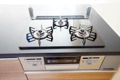 複数の調理を一度に行うことができる3口コンロ。効率よくお料理が出来ます。毎日のお料理も楽しくなりますね＾＾