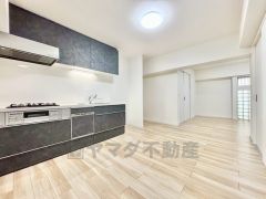 リビングは広々とした設計で、家族が集い、寛ぐ暮らしの空間を演出しています。思い思いの時間を過ごしたり、家族みんなで食事をしたり、素敵な団らんの場になりますね。