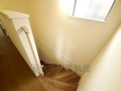 小さなお子様やご高齢の方でも安心できる、手すり付き階段。段差も低めで設定されており、安全性にも優れています。