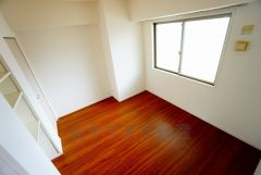 床の傷や汚れが目立ちにくいダークブラウンのフローリングは、部屋全体に落ち着きや重厚感をもたらしてくれます。
