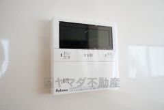 キッチン横からお湯張り、追い炊き、足し湯がボタン一つで楽々操作できる給湯機リモコンです。忙しい夕飯準備の時間帯に重宝しますね。