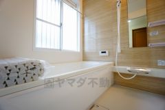 1日の疲れを癒すくつろぎのバスルーム。足を伸ばしてもゆったりと入れるサイズです。お子様と一緒にお風呂に入っても狭くないですね^^