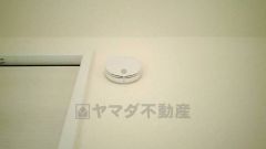 火災による煙や熱を感知して、警報音やブザー等で火災の発生を知らせてくれる火災警報器。