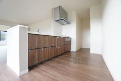 同仕様写真。対面式キッチンなのでリビングにいるご家族とコミュニケーションを取りながら洗い物や、お料理が楽しめそうですね＾＾