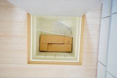 キッチンに床下収納があります。長期保存ができるもの、調理器具、防災グッズを入れておくのもいいですね。