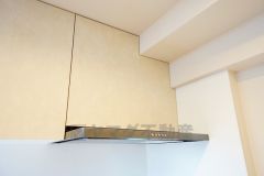 風量が弱・強と切替え可能なレンジフードが調理中の煙をしっかり吸い込みます。手元を照らすライト付きです。