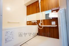 バスルームの洗い場の床材は水はけの良い素材を採用。カビが生えにくい設計になっております。横長の鏡が、空間に奥行をもたらし、広々としたバスルームを印象付けています。