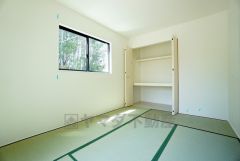 リビングからの続き間として和室をご用意しました。普段はリビングとつなげて開放的なスペースとして、来客時には客間としてお使いいただけます。