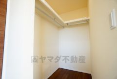 収納力豊富なウォークインクローゼット。洋服や小物などを1箇所にまとめて美しい収納を実現します。スーツケースのような大型の荷物も置けます＾＾